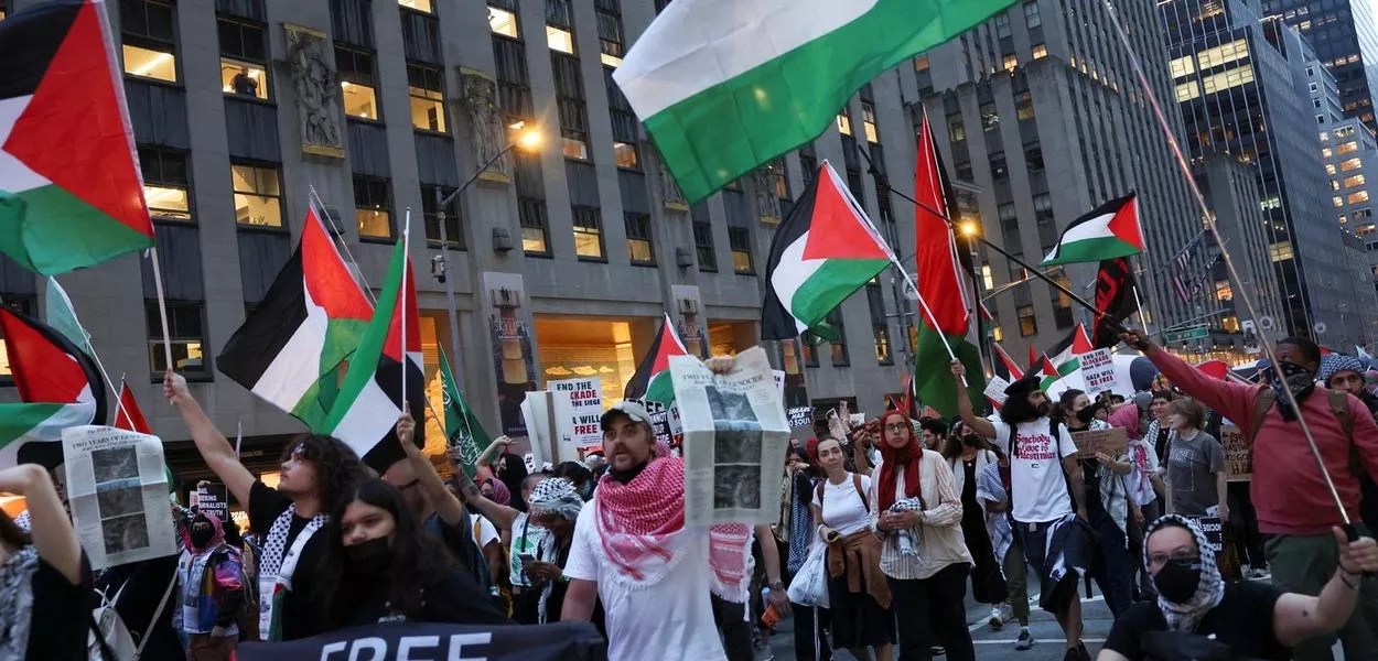 Manifestação pró-palestinos em Nova York
 7/10/2025   REUTERS/Shannon Stapleton