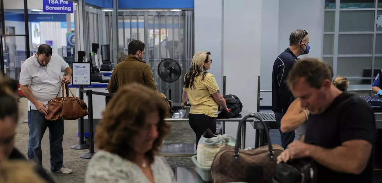 Revista de segurança em aeroporto de Burbank, Califórnia, nos EUA
01/10/2025