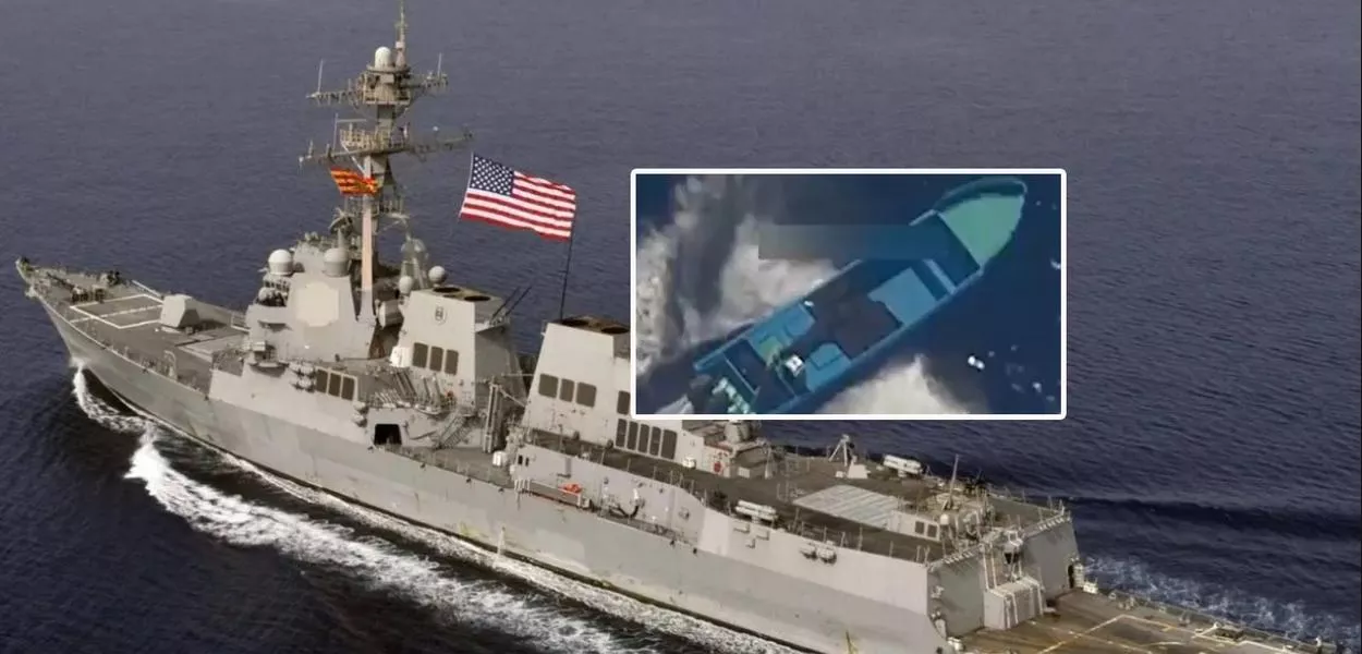 O navio de guerra USS Jason Dunham e, em menor destaque, um barco atacado pelos EUA