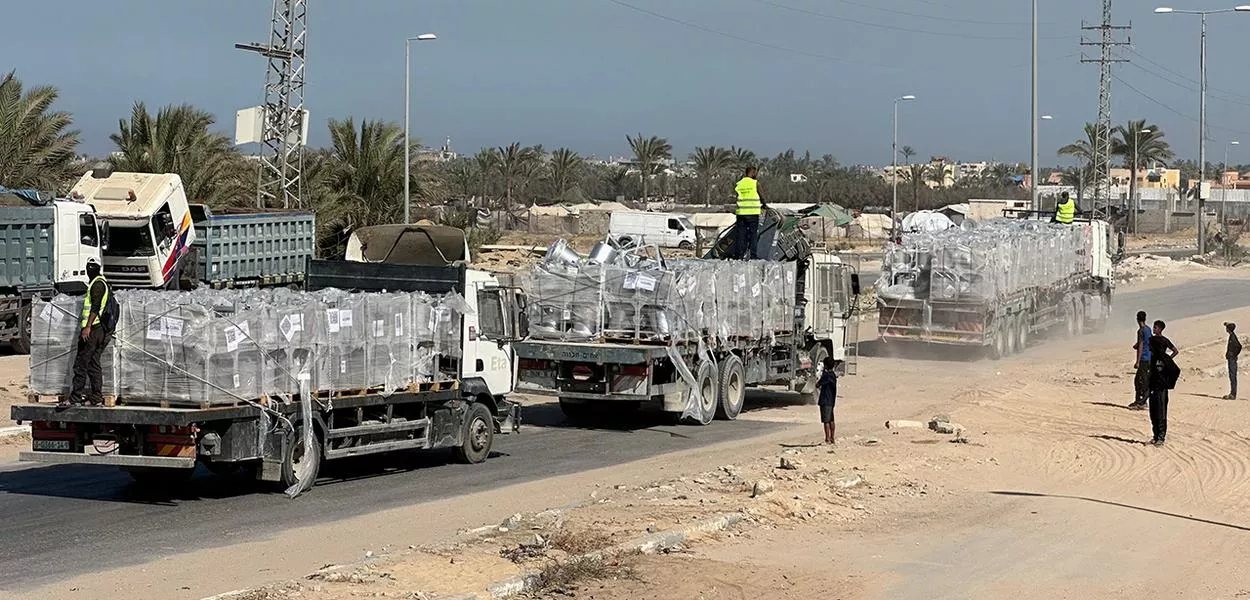 Caminhões de ajuda em Deir Al-Balah, centro de Gaza