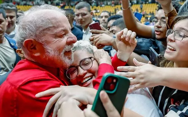 O presidente Luiz Inácio Lula da Silva abraça apoiadores