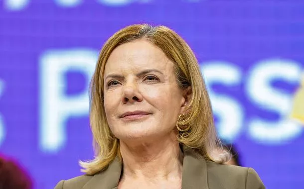 Gleisi critica Flávio e Eduardo Bolsonaro: 'família com vocação para trair o Brasil'