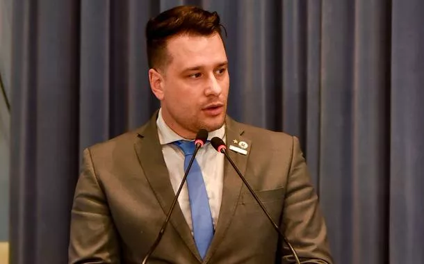 “Extrema-direita vive de trair o povo e bajular o imperialismo”, diz Radde