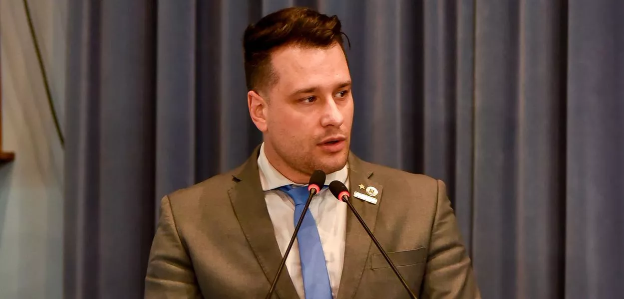 “Extrema-direita vive de trair o povo e bajular o imperialismo”, diz Radde