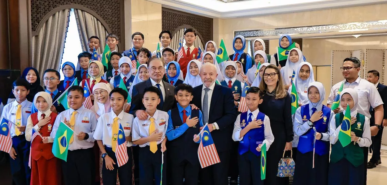 Presidente da República, Luiz Inácio Lula da Silva, durante recepção oficial oferecida pelo Primeiro-Ministro da Malásia, Anwar Ibrahim, em homenagem ao Presidente do Brasil. Residência do Primeiro-Ministro – Putrajaya (Malásia)

Foto: Ricardo Stuckert / PR
