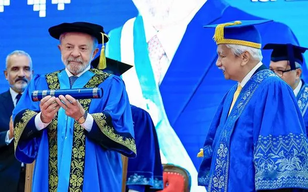 "Este diploma não é meu, é de 215 milhões de brasileiros", diz Lula