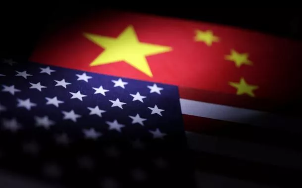 Bandeiras dos EUA e da China em foto de ilustração - 10/04/2025 
