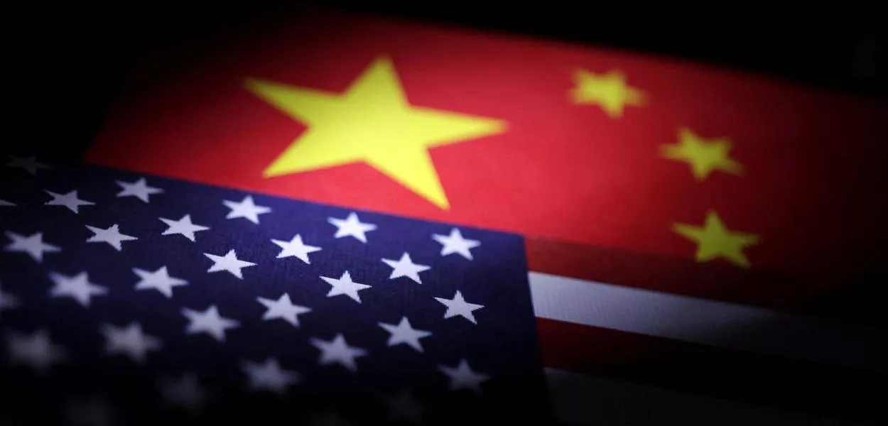 Bandeiras dos EUA e da China em foto de ilustração - 10/04/2025