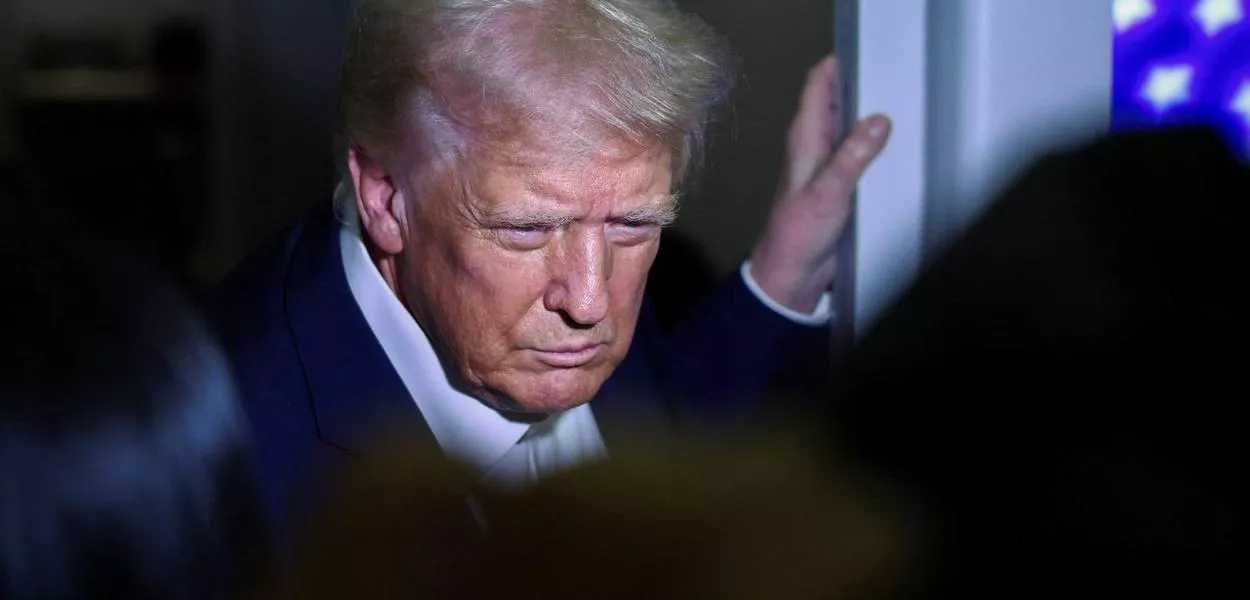 O presidente dos EUA, Donald Trump, a bordo do avião presidencial, a caminho de viagem à Ásia - 24/10/2025 