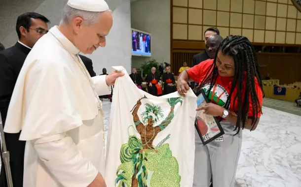 O MST foi representado pela dirigente Ayala Ferreira, que entregou ao papa uma imagem de Ossanha feito com as miçangas do candomblé - 23/10/2025