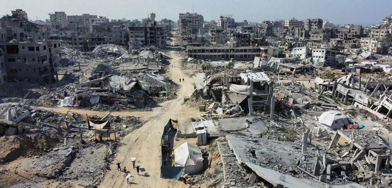 Visão de drone de bairro residencial na Cidade de Gaza, atacado por Israel, em meio ao genocídio do povo palestino - 19/10/2025