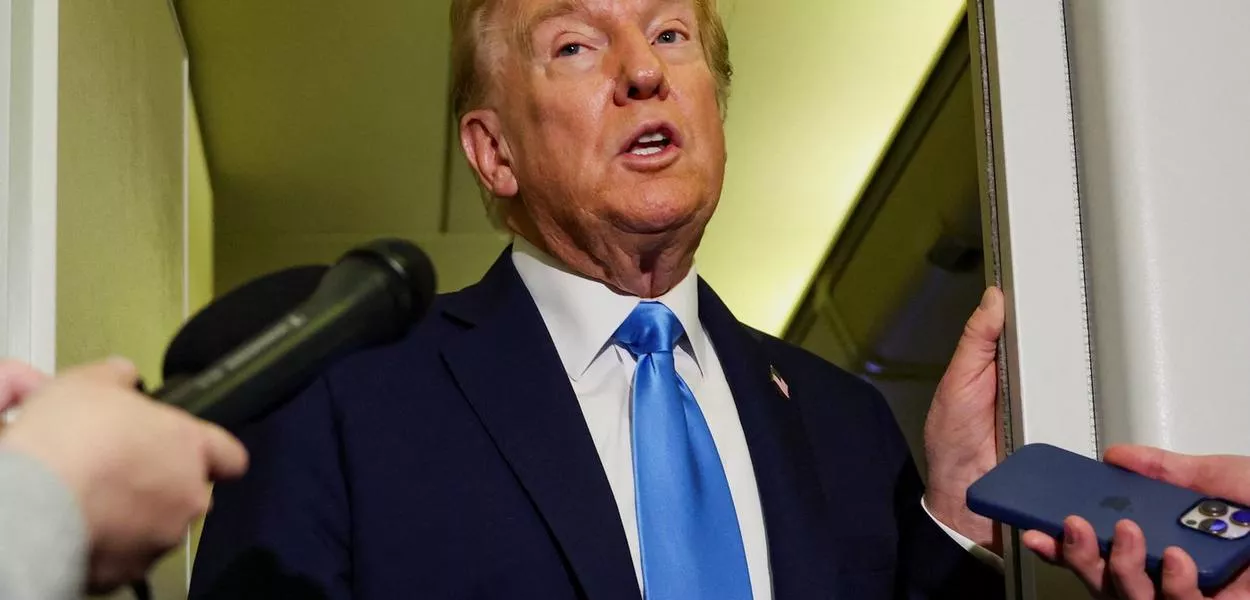 O presidente dos EUA, Donald Trump, fala com jornalistas a bordo do avião presidencial antes de sua chegada à Malásia - 25/10/2025