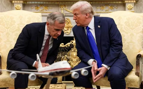 O primeiro-ministro do Canadá, Mark Carney, conversa com o presidente dos EUA, Donald Trump, na Casa Branca - 07/10/2025 