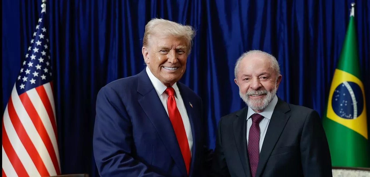 Os presidentes Lula (Brasil) e Donald Trump (EUA) apertam as mãos e sorriem após encontro produtivo em Kuala Lumpur, na Malásia