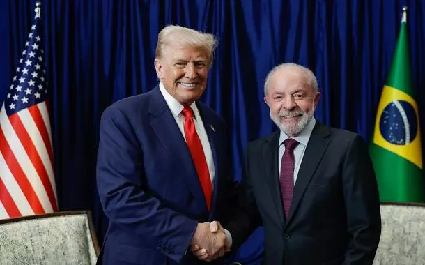 Os presidentes Lula (Brasil) e Donald Trump (EUA) apertam as mãos e sorriem após encontro produtivo em Kuala Lumpur, na Malásia