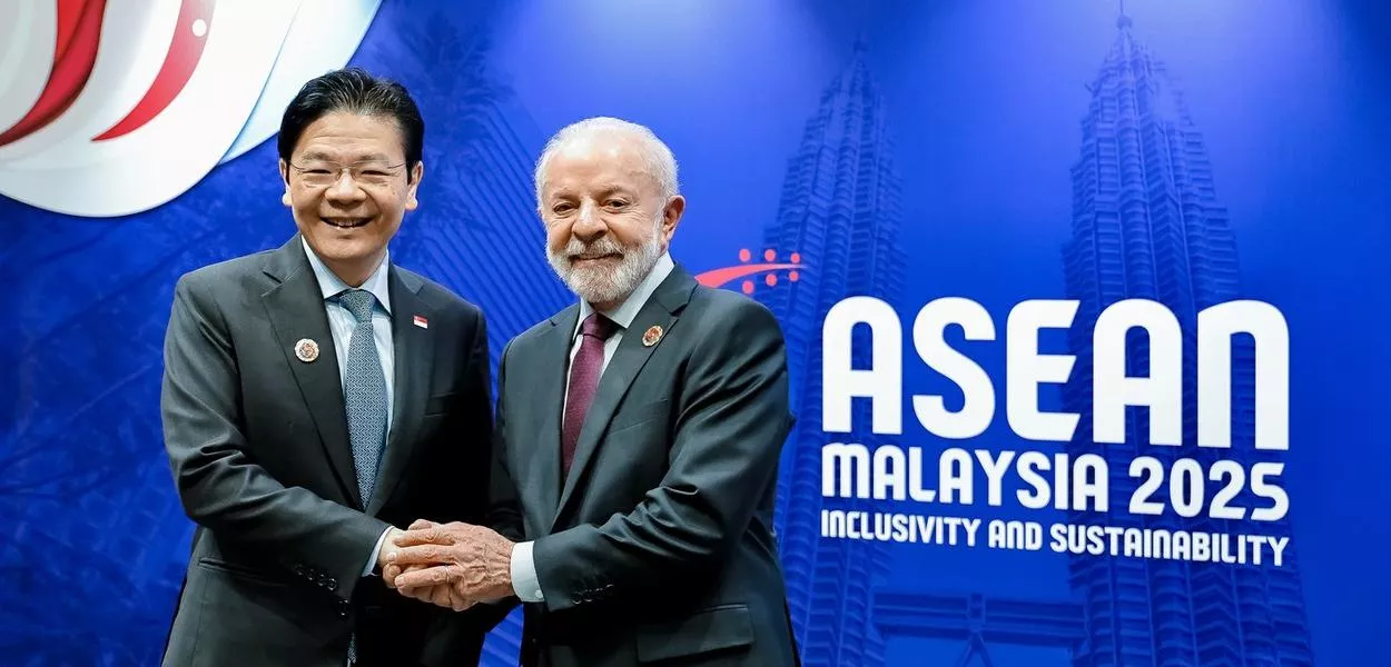 Presidente Lula e o primeiro-ministro de Cingapura, Lawrence Wong, durante a 47ª Cúpula da Associação de Nações do Sudeste Asiático - ASEAN no Centro de Convenções de Kuala Lampur, Malásia.