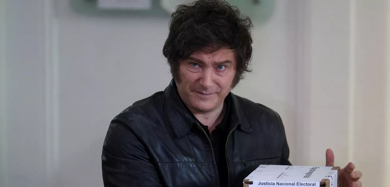 O presidente da Argentina, Javier Milei, vota em eleições legislativas de meio de mandato em Buenos Aires. Ele votou na manhã deste domingo no bairro de classe média de Almagro, em Buenos Aires, e acenou para o público, mas não deu nenhuma declaração - 26/10/2025 