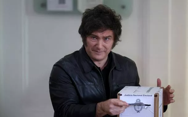 O presidente da Argentina, Javier Milei, vota em eleições legislativas de meio de mandato em Buenos Aires. Ele votou na manhã deste domingo no bairro de classe média de Almagro, em Buenos Aires, e acenou para o público, mas não deu nenhuma declaração - 26/10/2025 
