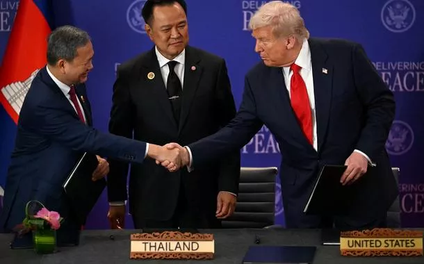 O primeiro-ministro da Tailândia, Anutin Charnvirakul, observa enquanto o primeiro-ministro do Camboja, Hun Manet, cumprimenta o presidente dos EUA, Donald Trump, em Kuala Lumpur, Malásia - 26/10/2025 