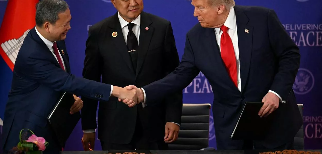 O primeiro-ministro da Tailândia, Anutin Charnvirakul, observa enquanto o primeiro-ministro do Camboja, Hun Manet, cumprimenta o presidente dos EUA, Donald Trump, em Kuala Lumpur, Malásia - 26/10/2025 