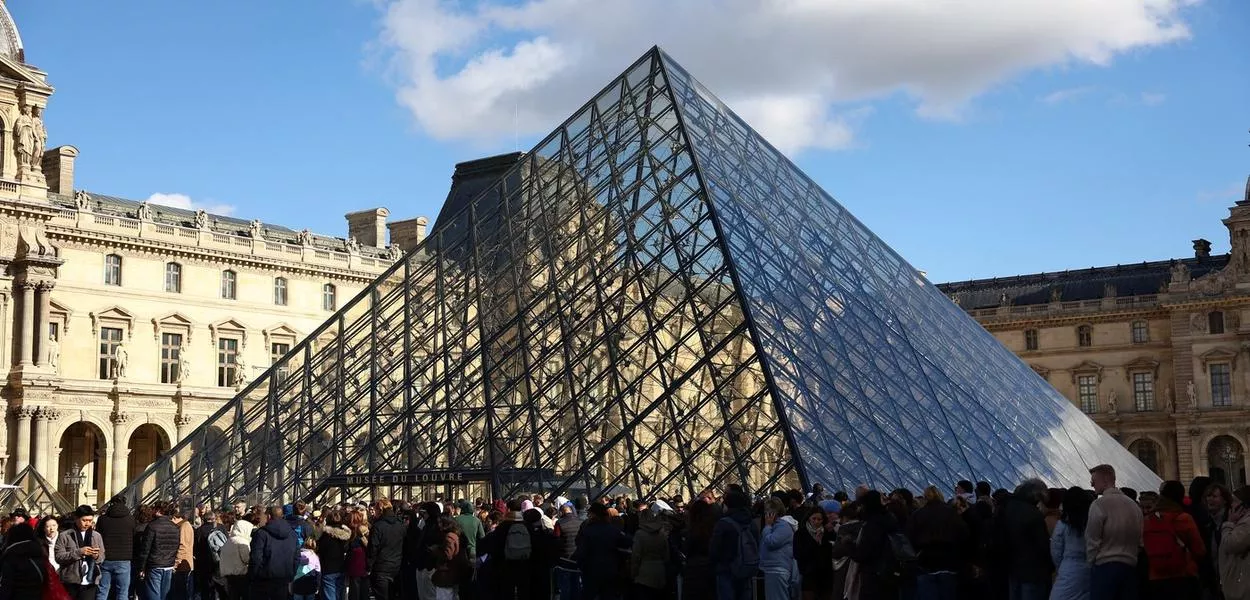 Museu do Louvre, em Paris, França - 26/10/2025 