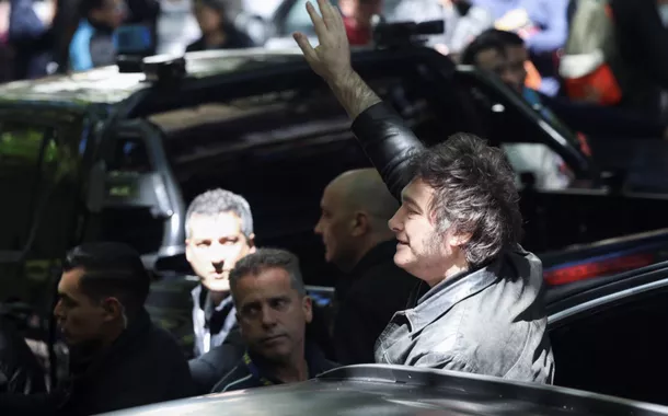 O presidente da Argentina, Javier Milei, gesticula para a multidão durante as eleições de meio de mandato, que são vistas como cruciais para sua administração depois que o presidente dos EUA, Donald Trump, alertou que o apoio futuro à Argentina dependeria do bom desempenho do partido de Milei na votação, em Buenos Aires, Argentina, em 26 de outubro de 2025