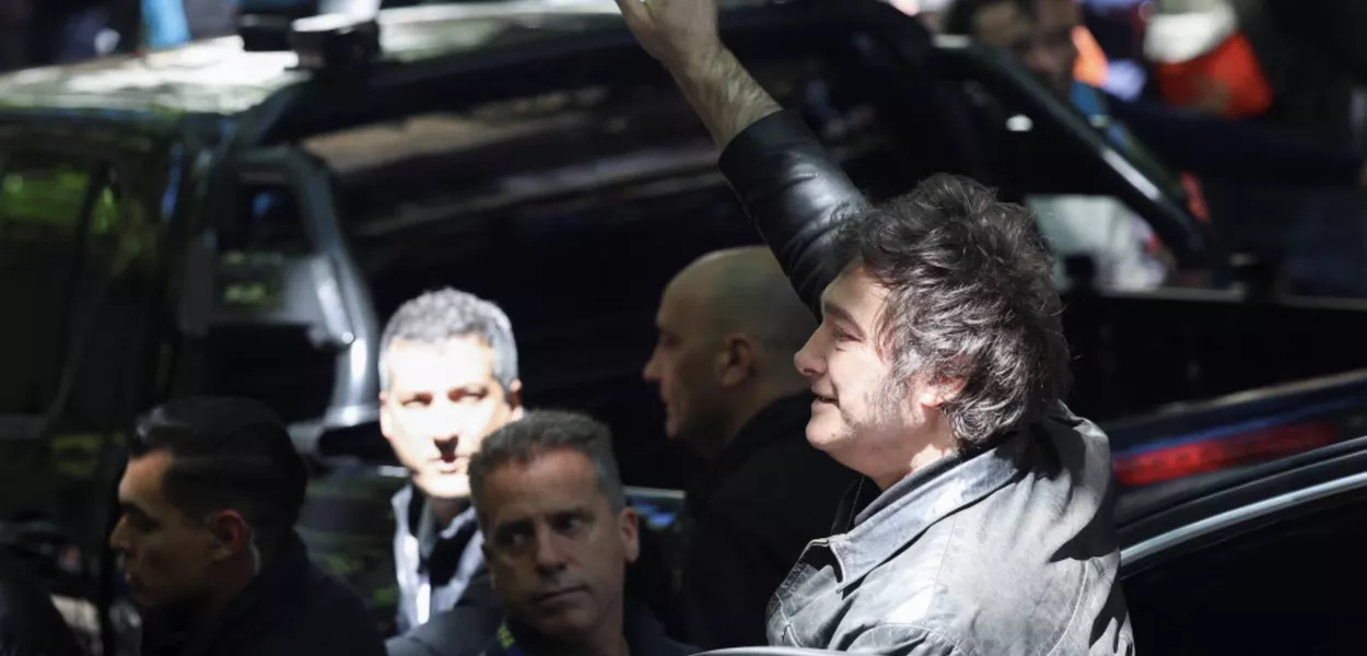 O presidente da Argentina, Javier Milei, gesticula para a multidão durante as eleições de meio de mandato, que são vistas como cruciais para sua administração depois que o presidente dos EUA, Donald Trump, alertou que o apoio futuro à Argentina dependeria do bom desempenho do partido de Milei na votação, em Buenos Aires, Argentina, em 26 de outubro de 2025