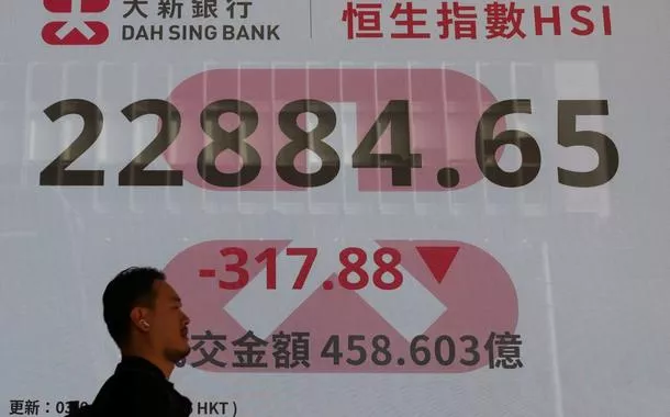 Telão com cotações acionárias em Hong Kong, China - 03/04/2025