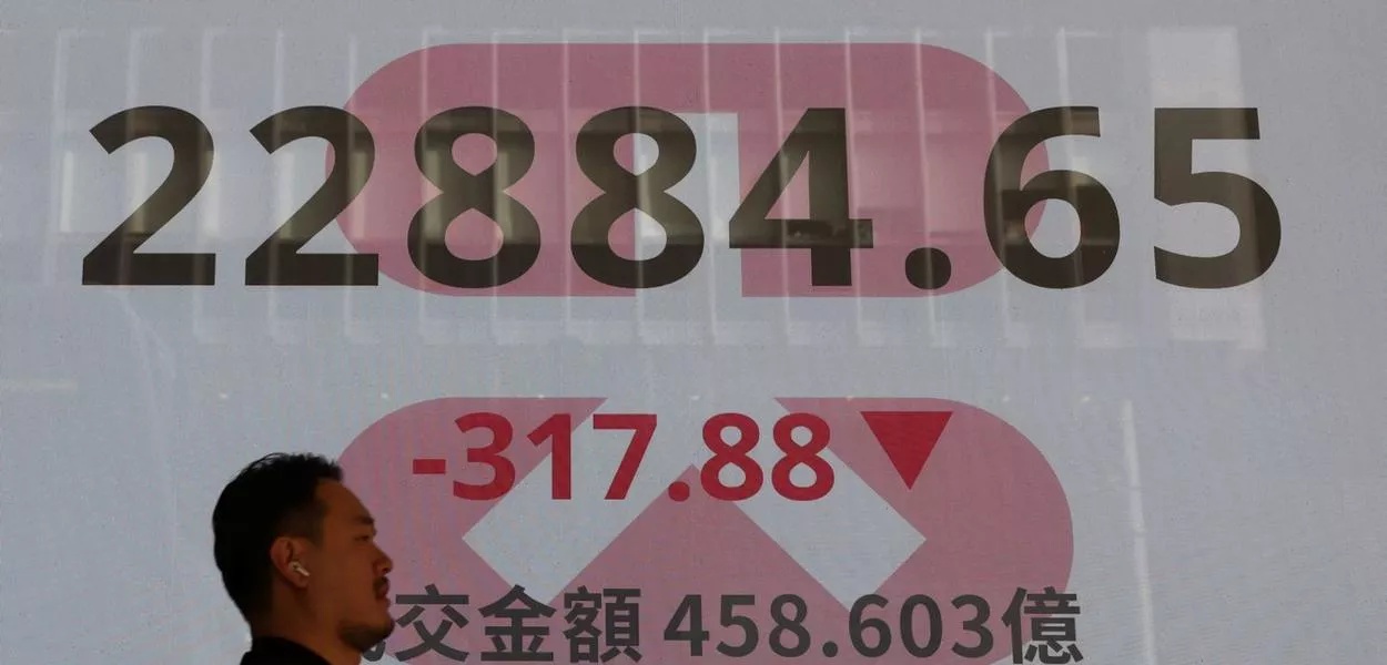 Telão com cotações acionárias em Hong Kong, China - 03/04/2025