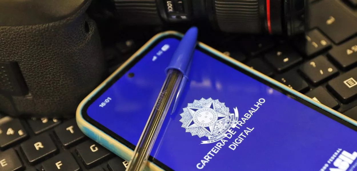 Celular com Carteira de Trabalho Digital