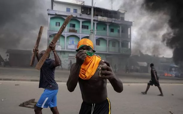 Apoiadores do candidato da oposição à presidência de Camarões protestam em Douala, Camarões - 27/10/2025 