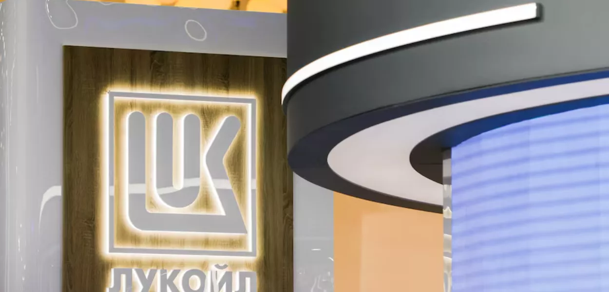 O logotipo da empresa Lukoil é visto no Fórum Econômico Internacional de São Petersburgo (SPIEF), em São Petersburgo, Rússia, em 15 de junho de 2022