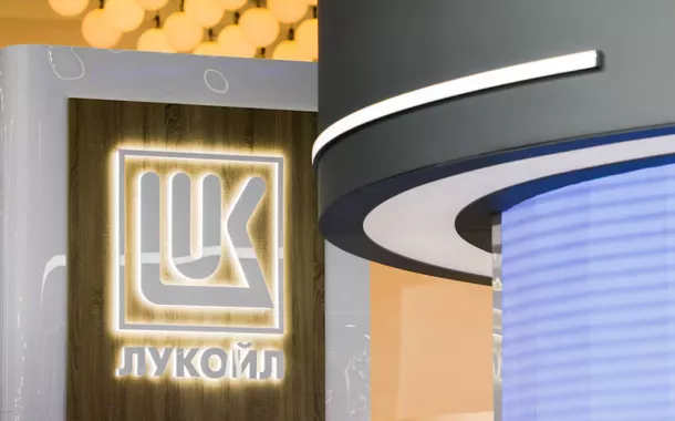 O logotipo da empresa Lukoil é visto no Fórum Econômico Internacional de São Petersburgo (SPIEF), em São Petersburgo, Rússia, em 15 de junho de 2022