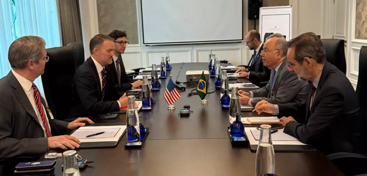 Delegações de Brasil e EUA se reúnem para iniciar negociações