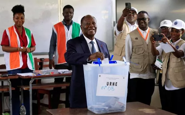 O presidente da Costa do Marfim, Alassane Ouattara, 83, vota nas eleições presidenciais do país na capital econômica do país africano, Abdidjan - 25/10/2025