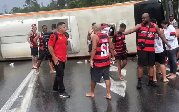 Ônibus com torcedores do Flamengo tomba e deixa 46 feridos