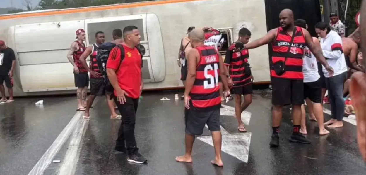 Ônibus com torcedores do Flamengo tombado