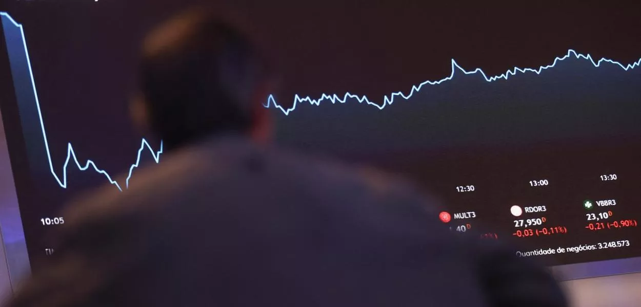 Uma pessoa observa tela com informações sobre as flutuações recentes dos índices de mercado na Bolsa de Valores B3, em São Paulo- 5 de agosto de 2024