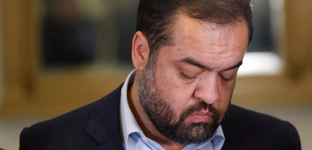 Rio de Janeiro (RJ) - 24/10/2024 - O governador do Rio, Cláudio Castro, fala à imprensa após a morte de três pessoas baleadas na Avenida Brasil, próximo do Complexo de Israel, onde acontecia uma operação da Polícia Militar, na Zona Norte