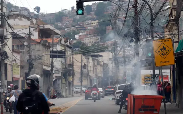 Faxineira é presa no Rio por não deixar polícia entrar em casa e fazer live
