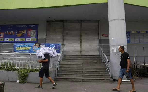 Empresas e universidades suspendem atividades presenciais no Rio após operação policial