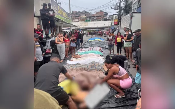 População do Rio coloca cadáveres na rua em protesto contra a chacina policial