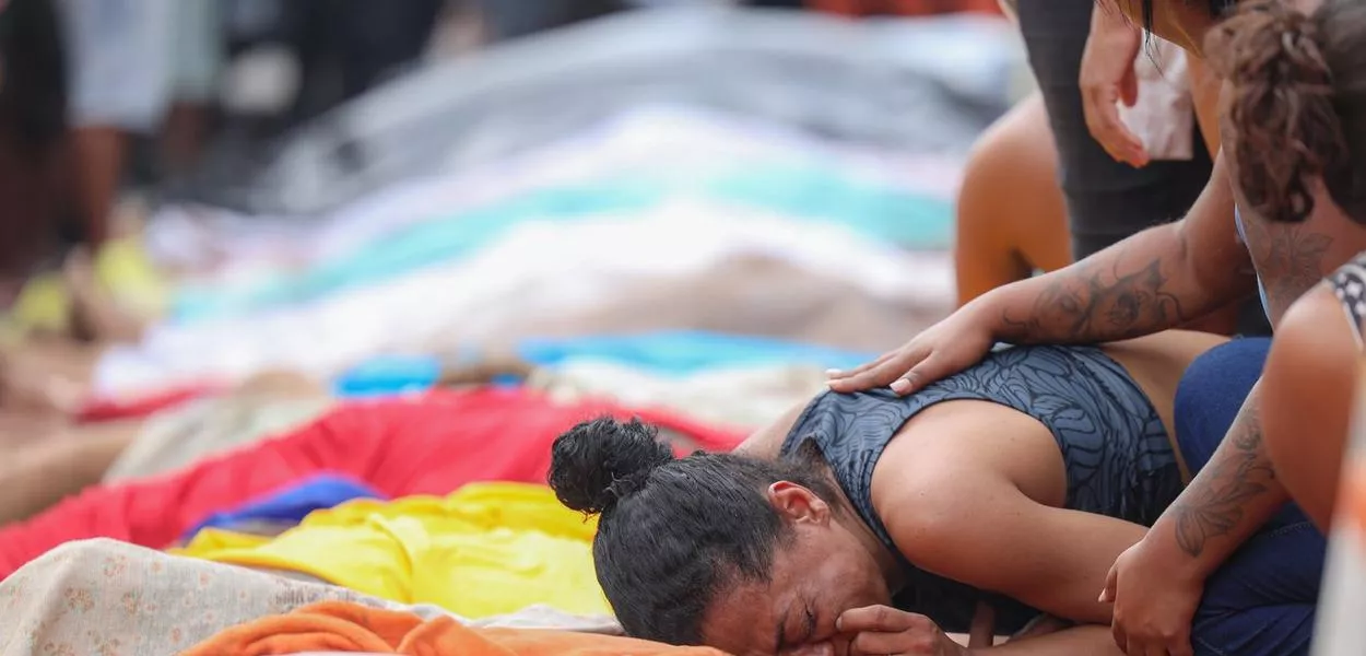  Dezenas de corpos são trazidos por moradores para a Praça São Lucas, na Penha, zona norte do Rio de Janeiro. 
