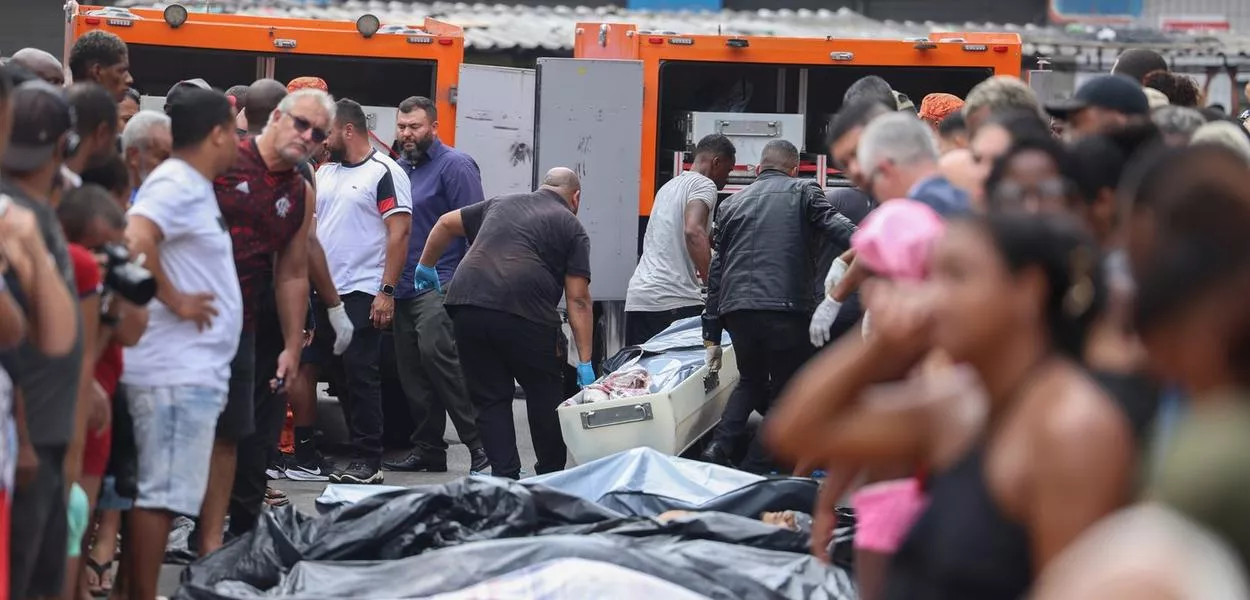 Dezenas de corpos são trazidos por moradores para a Praça São Lucas, na Penha, zona norte do Rio de Janeiro.
Foto: Tomaz Silva /Agência Brasil