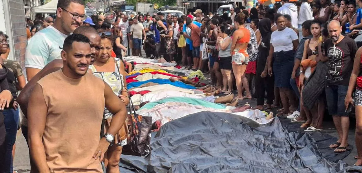 Rio de Janeiro (RJ), 29/10/2025 - Dezenas de corpos são trazidos por moradores para a Praça São Lucas, na Penha, zona norte do Rio de Janeiro, após ação policial da Operação Contenção. 