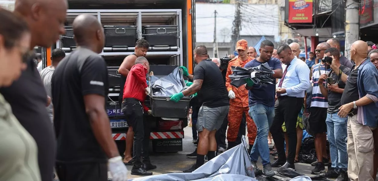 Dezenas de corpos são trazidos por moradores para a Praça São Lucas, na Penha, zona norte do Rio de Janeiro. Operação Contenção.
