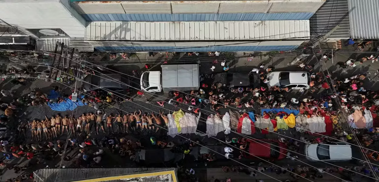Imagem de drone mostra corpos levados a praça no Complexo da Penha, na Zona Norte do Rio de Janeiro