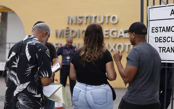 Parentes chegam ao IML para reconhecimento das vítimas da operação polícicial mais letal da história do Rio de Janeiro