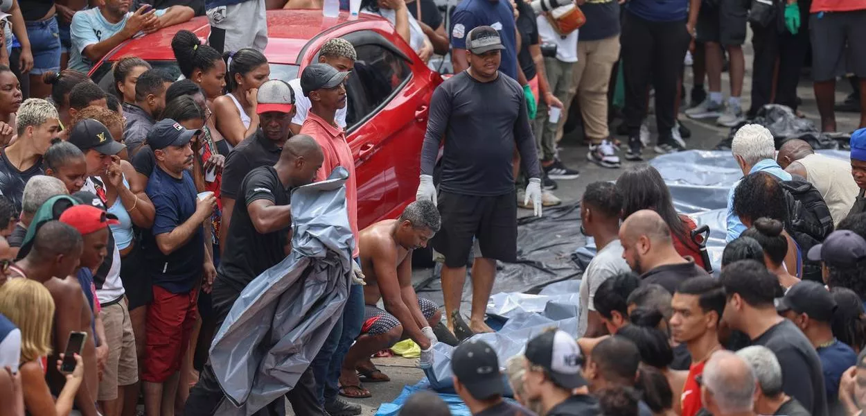 Corpos foram levados por moradores para a Praça São Lucas, na Penha, zona norte do Rio de Janeiro. Operação Contenção.