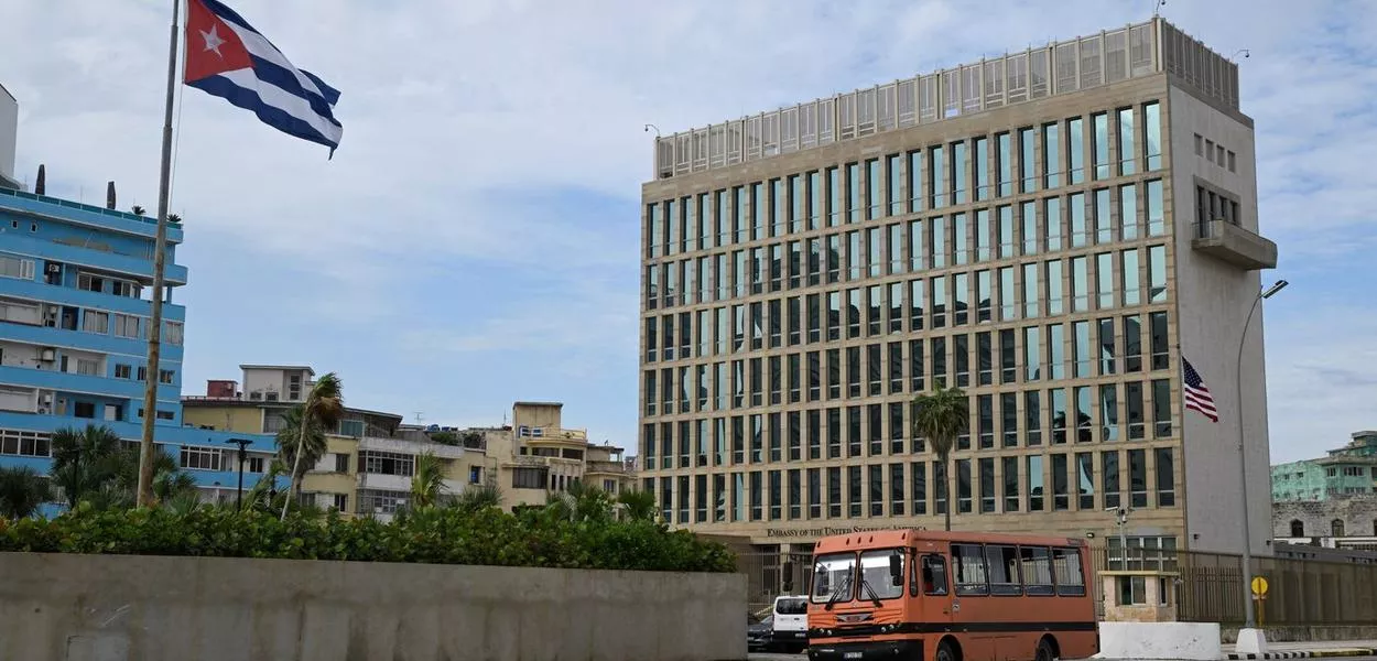 Bandeira cubana é exibida perto da Embaixada dos EUA em Havana, Cuba - 17/09/2025